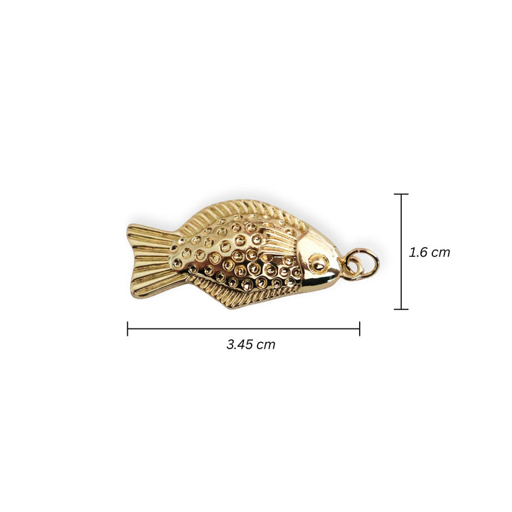 Medidas para dije de pescado en chapa de oro con acabado brillante sobre fondo blanco