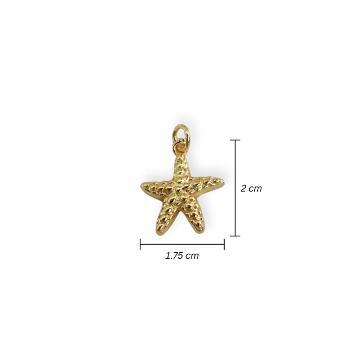 Medida de dije dorado en forma de estrella de mar en chapa de oro
