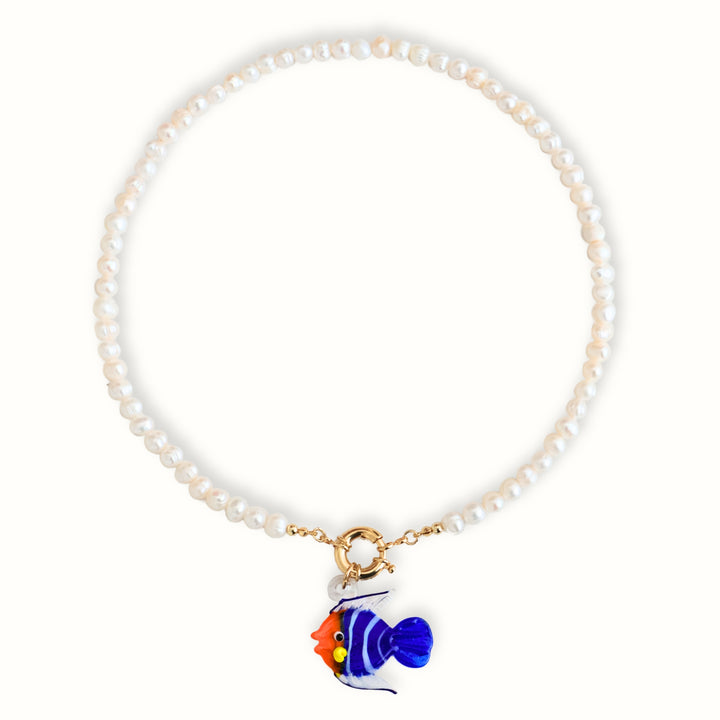 Collar Anisea con perlas, broche dorado tipo marinero y dije de pez naranja con azul