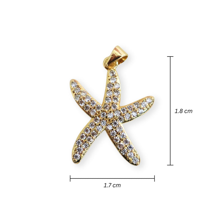 Medidas de dije de estrella de mar en chapa de oro con zirconias sobre fondo blanco