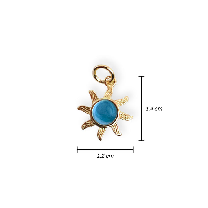 Medidas para dije en forma de sol de chapa de oro con centro esmaltado en azul sobre fondo blanco