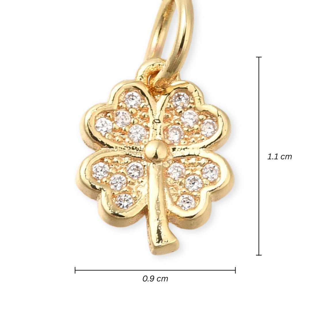 Medidas para Dije en forma de trébol de chapa de oro con zirconias brillantes sobre fondo blanco