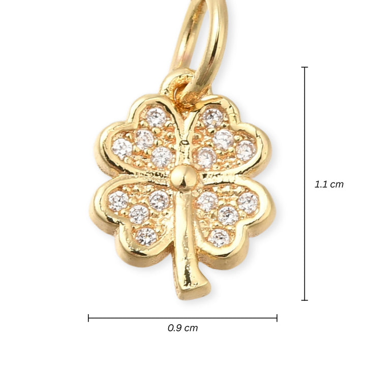 Medidas para Dije en forma de trébol de chapa de oro con zirconias brillantes sobre fondo blanco
