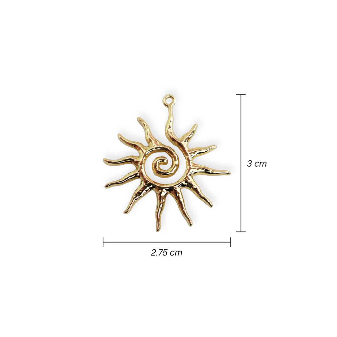 Medidas para dije en forma de sol con espiral central elaborado en chapa de oro sobre fondo blanco