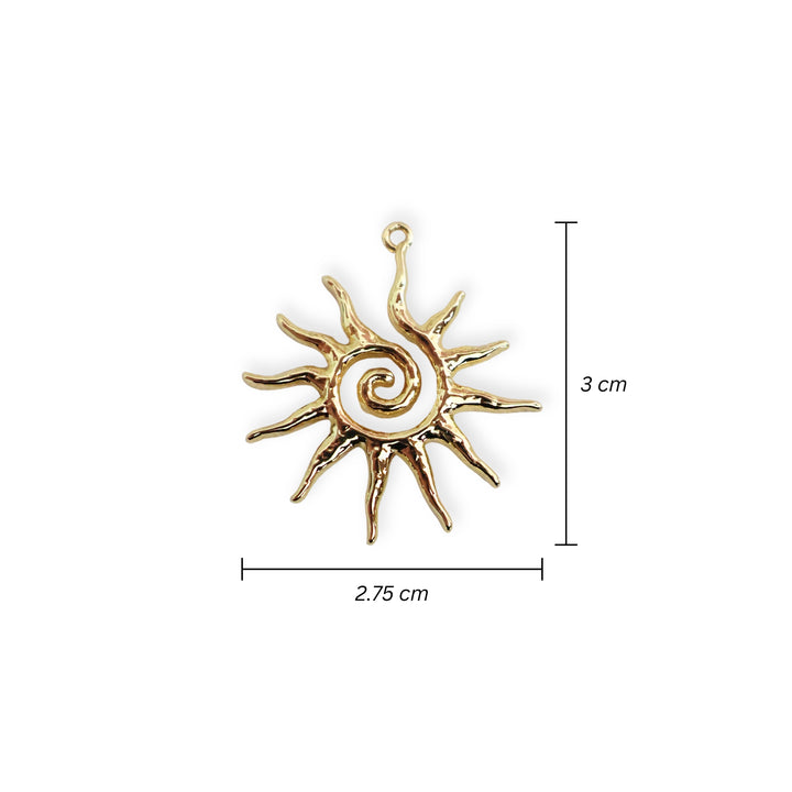 Medidas para dije en forma de sol con espiral central elaborado en chapa de oro sobre fondo blanco
