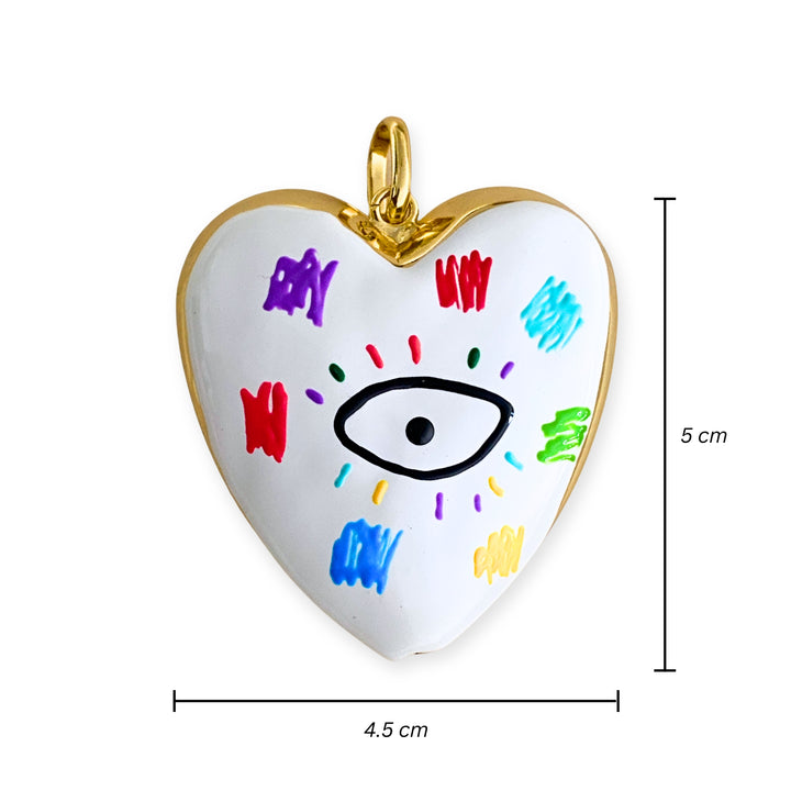 Medidas para Dije grande de corazón esmaltado blanco con ojo central y detalles multicolor en chapa de oro. 