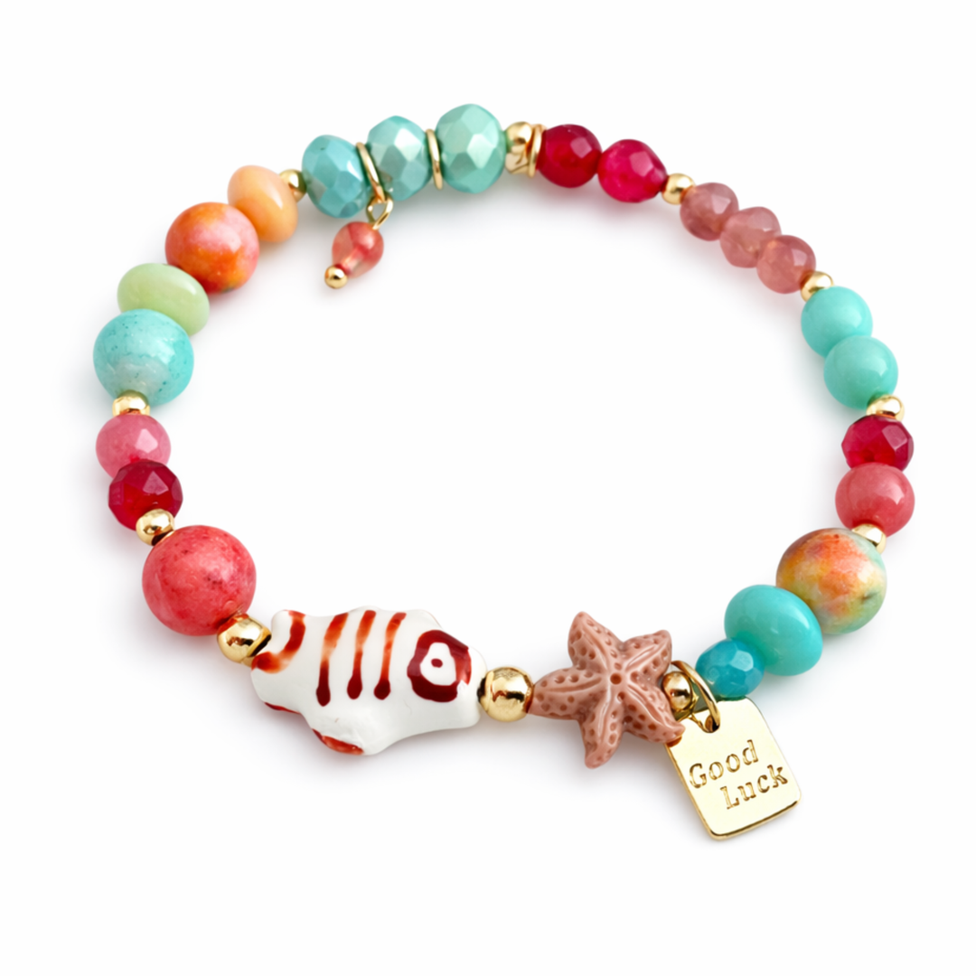 Detalles de Brazalete marino con pez de cerámica, piedras naturales, cristal y dije Good Luck de chapa de oro