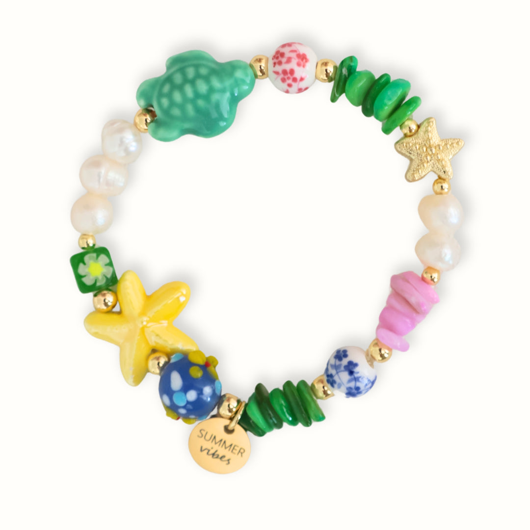 Detalle de Brazalete Kaona con perla de río, tortuga verde y estrella de mar