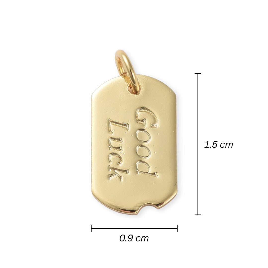 Medidas para Dije plaquita dorada con grabado "Good Luck" sobre fondo blanco