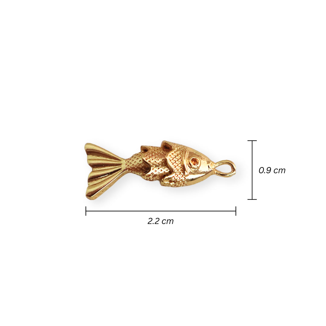 Medidas para dije dorado en forma de pez con zirconia y aleta móvil sobre fondo blanco