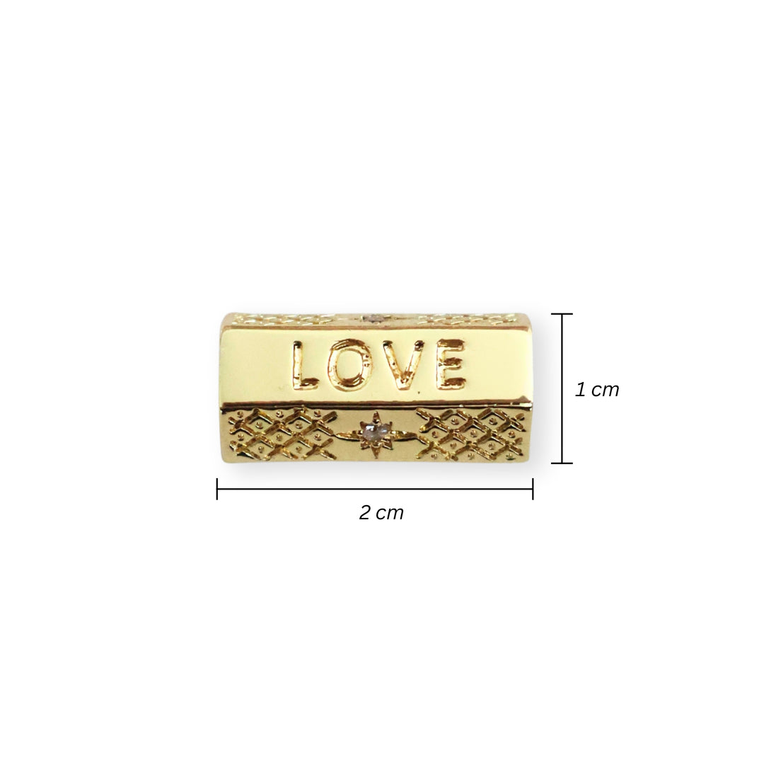 Detalle de medidas para separador de chapa de oro con grabado "THIS IS LOVE" y zirconia sobre fondo blanco