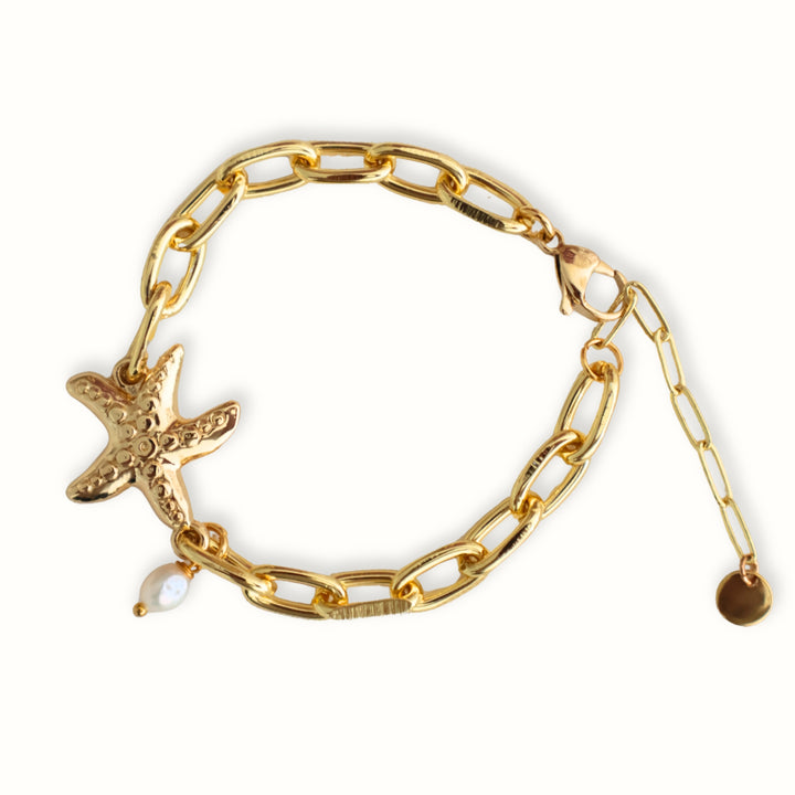 Detalle de Pulsera Nairi con cadena dorada, perla de río y estrella de mar