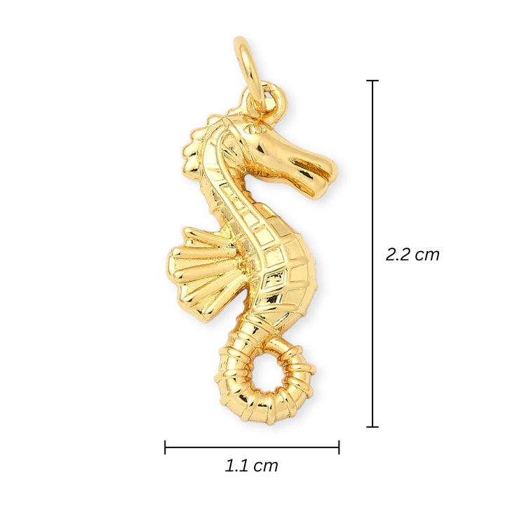 Medidas para Dije dorado en forma de caballito de mar sobre fondo blanco