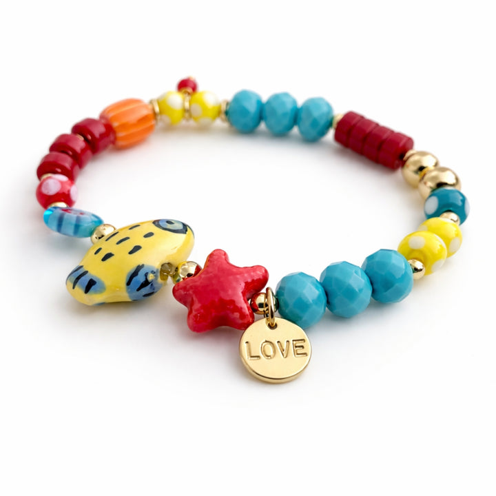 Detalles de Brazalete marino con pez de cerámica, cristal y dije Love de chapa de oro