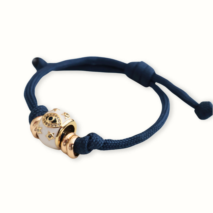 Detalle del separador con zirconia y argollas de aluminio en la pulsera Zarela