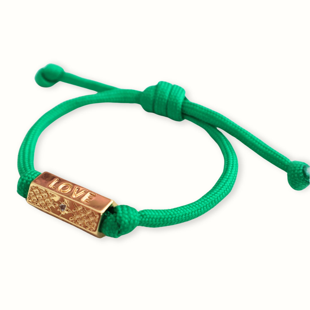 Detalle del dije con zirconia en la pulsera Zirel sobre fondo neutro