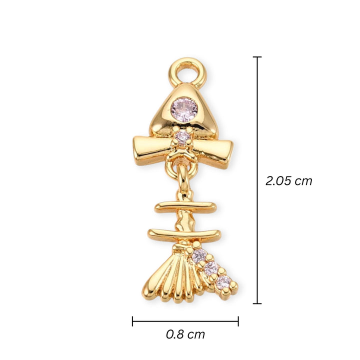 Medidas para Dije de pescado de chapa de oro con zirconia rosa en el ojo y aleta móvil sobre fondo blanco
