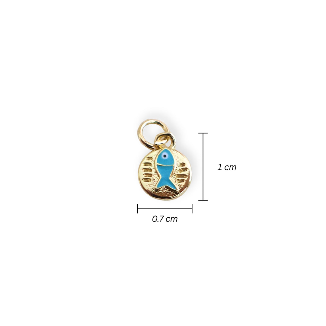 Medidas para dije circular de chapa de oro con pescado azul esmaltado sobre fondo blanco