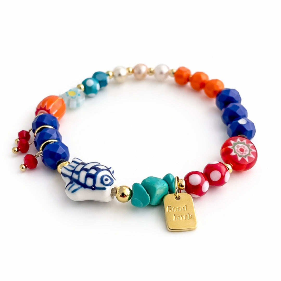 Detalles de Brazalete marino con pez de cerámica, perla de río, piedras naturales y dije Good Luck de chapa de oro