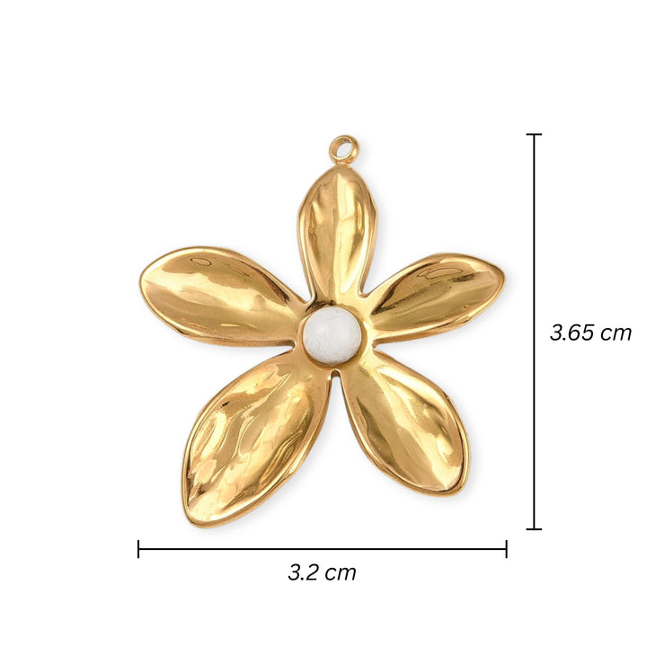 Medidas para Dije flor de acero inoxidable con perla sintética en el centro sobre fondo blanco