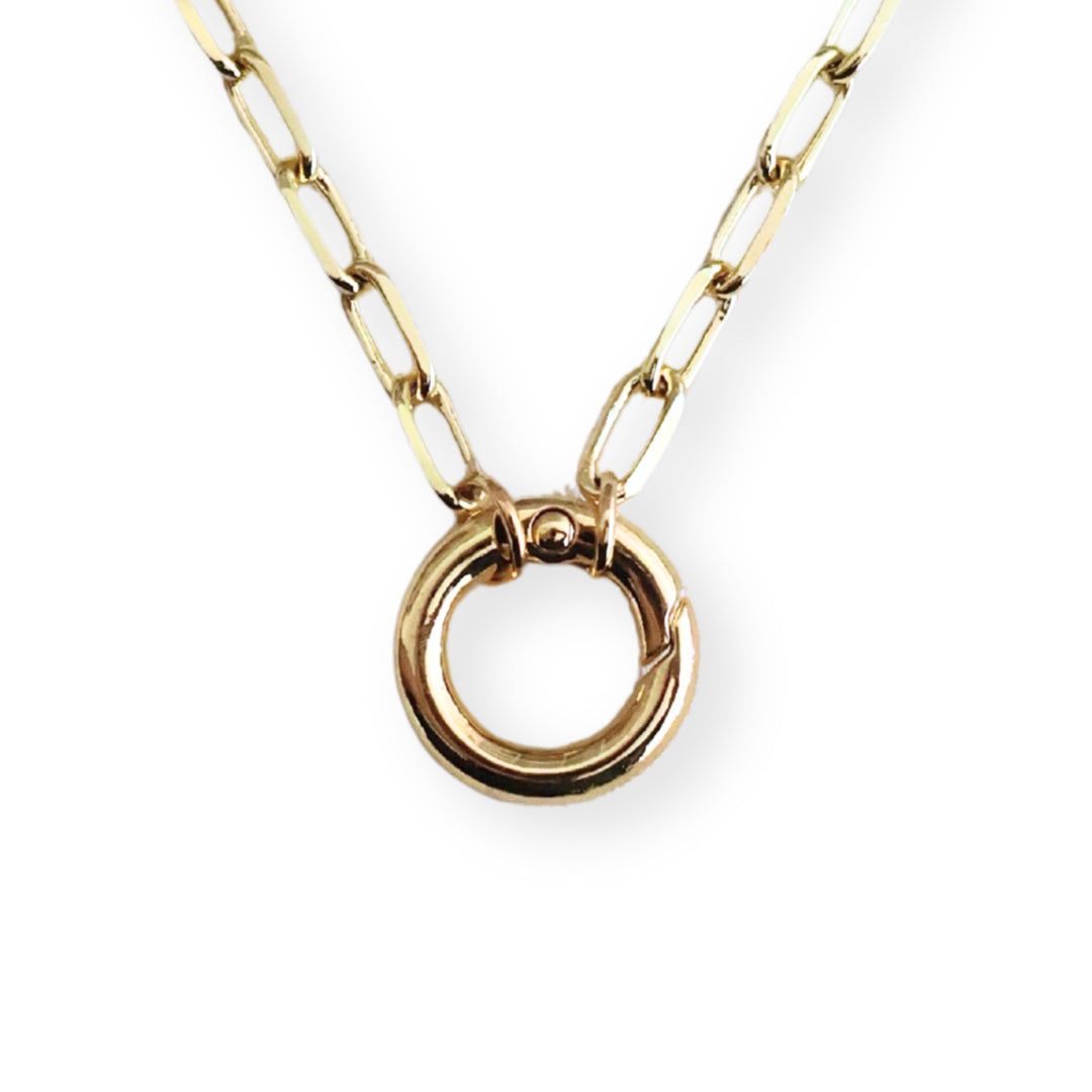 Cadena de chapa de oro con broche circular elegante y brillante