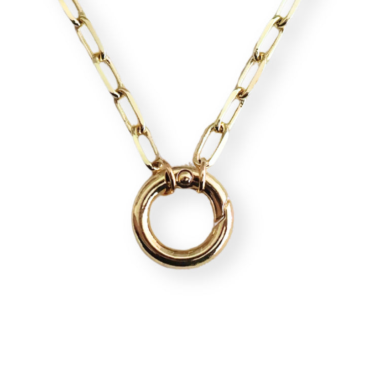 Cadena de chapa de oro con broche circular elegante y brillante