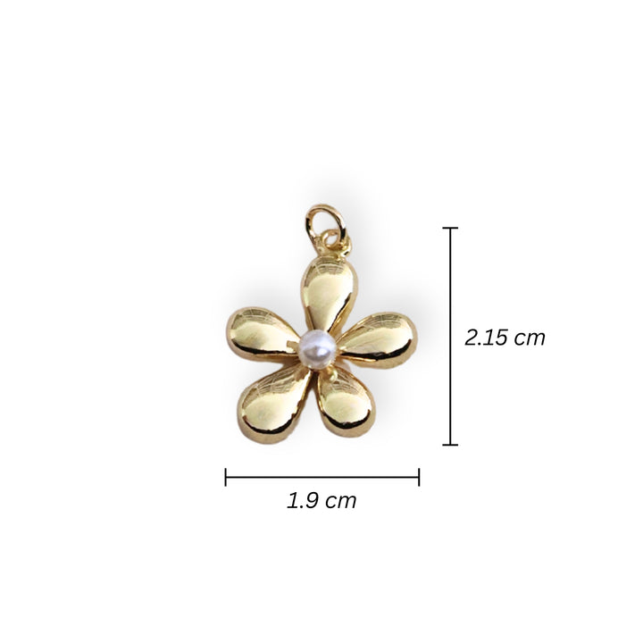 Medidas para dije de flor en chapa de oro con perla sintética al centro, diseño elegante y delicado.