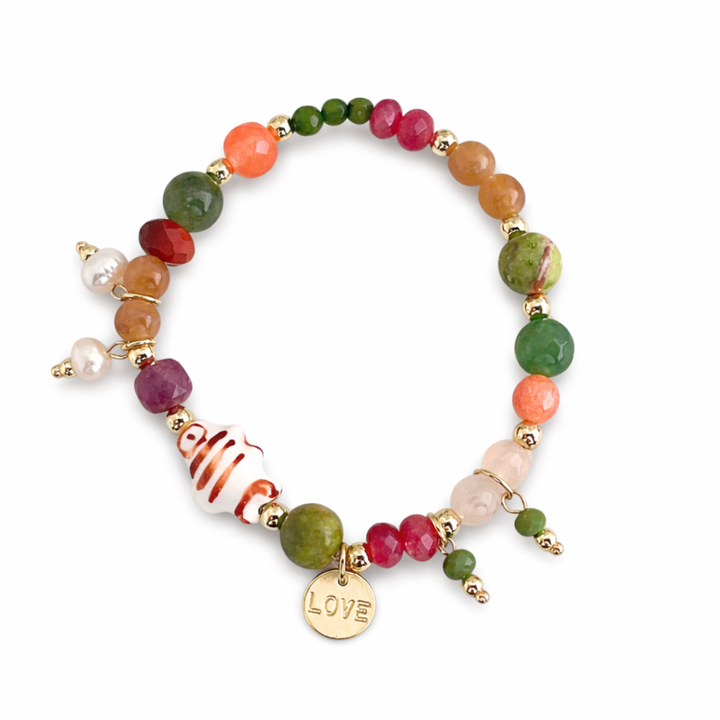 Detalles de Brazalete marino con pez de cerámica, jade, perla cultivada y dije Love de chapa de oro