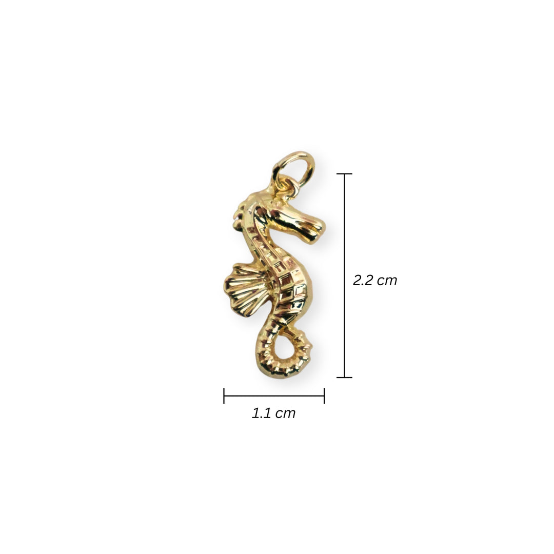 Medidas para dije dorado en forma de caballito de mar sobre fondo blanco