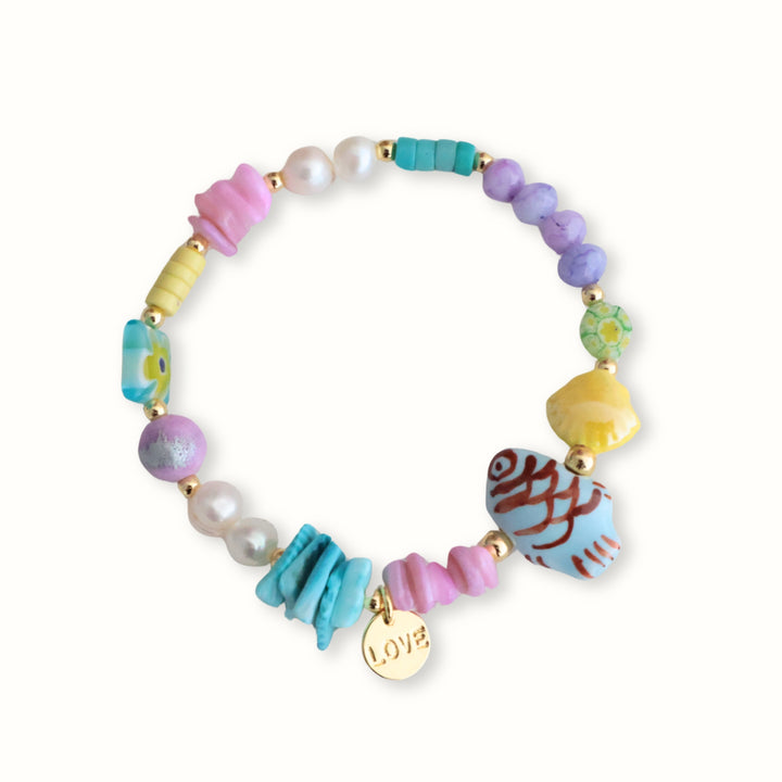 Brazalete con perla de río, concha amarilla y dije Love