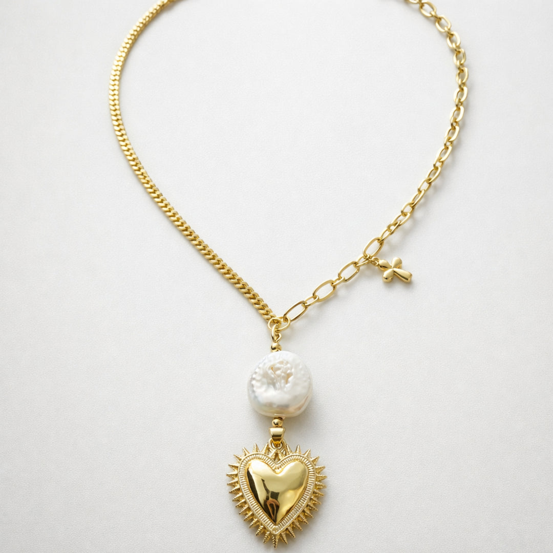 Detalles de Collar religioso de chapa de oro con perla de río, Sagrado Corazón y cruz