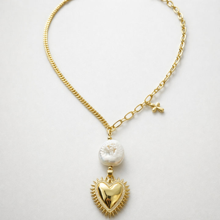 Detalles de Collar religioso de chapa de oro con perla de río, Sagrado Corazón y cruz