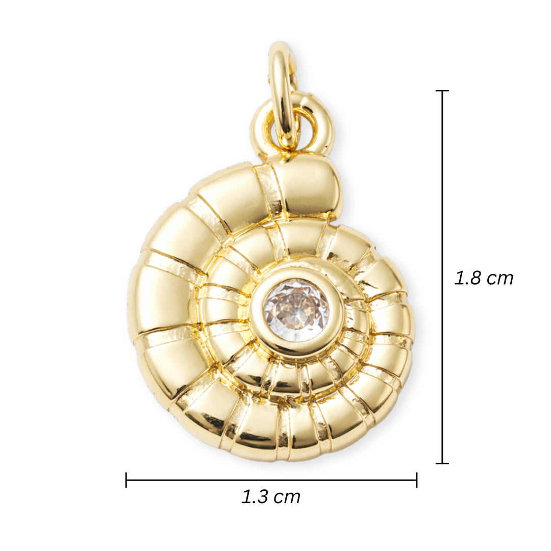 Medidas para Dije de caracol en chapa de oro con zirconia al centro sobre fondo blanco