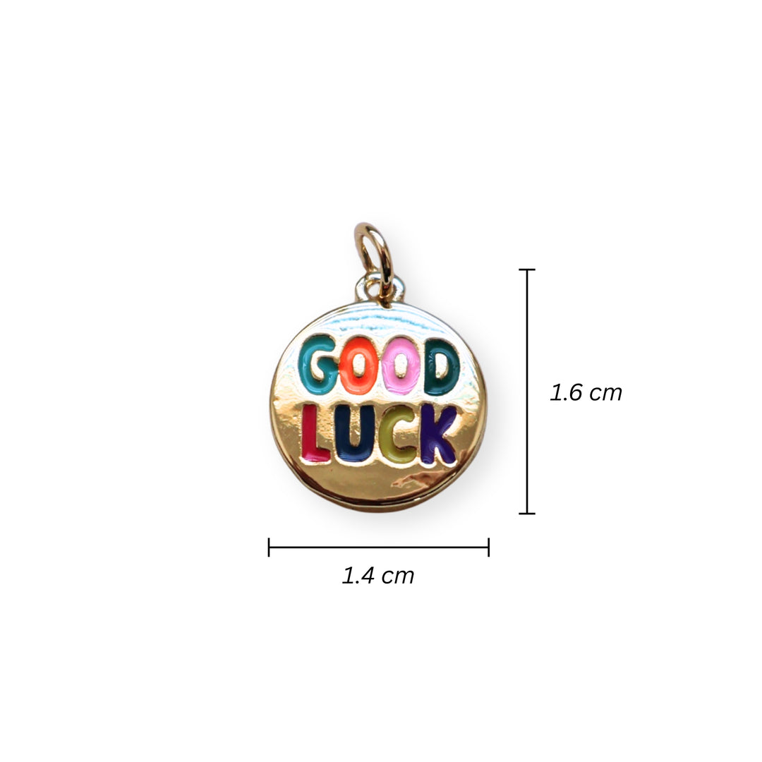 Medidas para dije circular dorado con grabado “Good Luck” y esmaltado en colores vivos