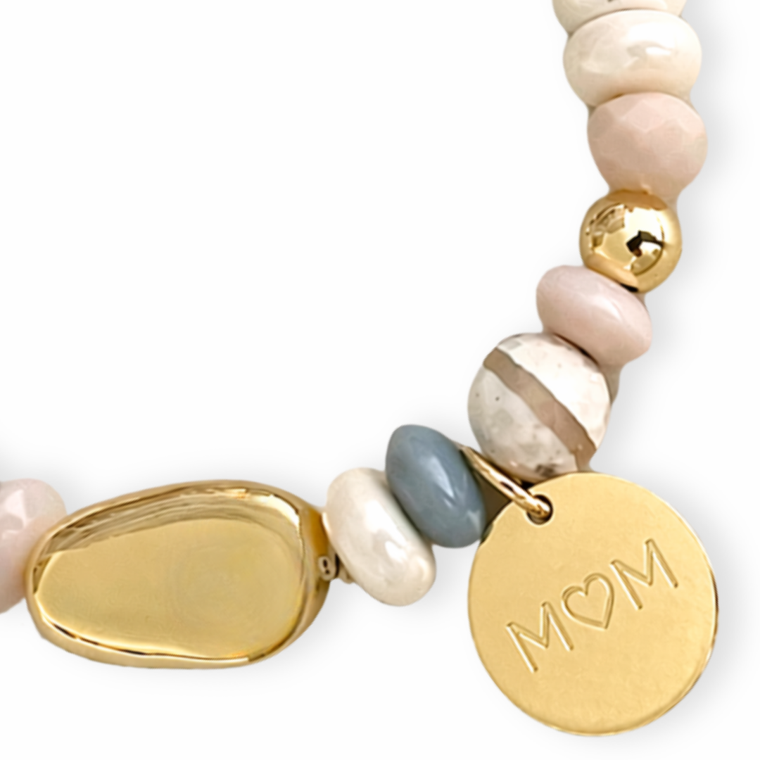 Detalles de Brazalete para mamá con perla de río, madre perla, piedras naturales y placa Mom de acero inoxidable