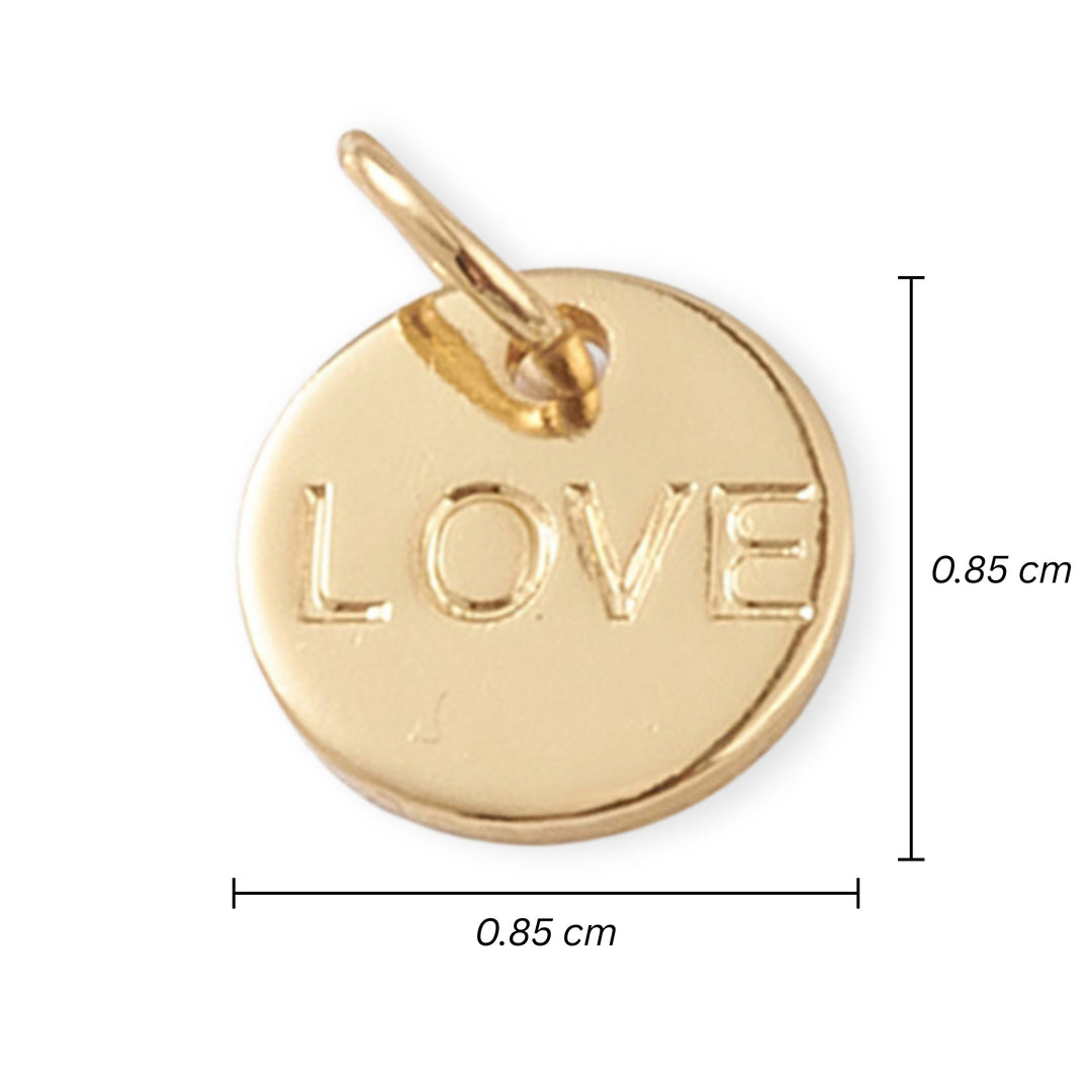 Medidas para Dije dorado circular con la palabra Love grabada al centro sobre fondo blanco