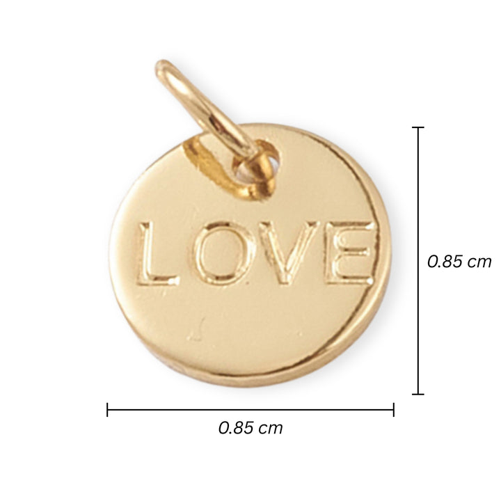 Medidas para Dije dorado circular con la palabra Love grabada al centro sobre fondo blanco