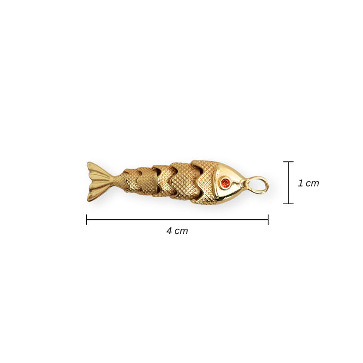 Medidas para dije dorado en forma de pescado con zirconia roja en el ojo y cuerpo articulado sobre fondo blanco