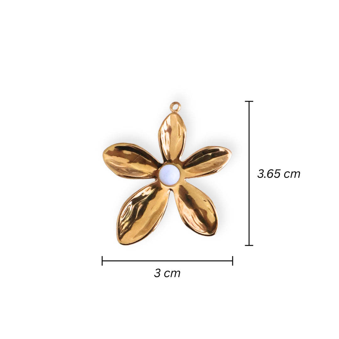 Medidas para dije flor de acero inoxidable con perla sintética en el centro sobre fondo blanco