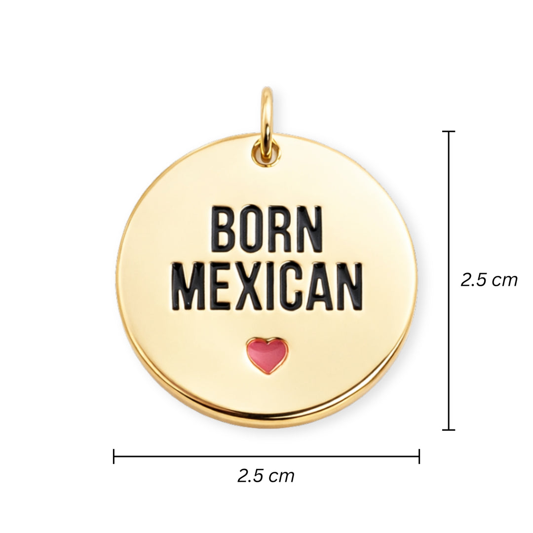 Medidas para Dije redondo de chapa de oro con frase "BORN MEXICAN" y corazón rosa esmaltado sobre fondo blanco