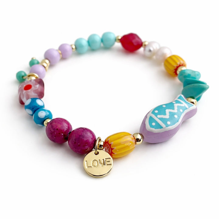 Detalles de Brazalete marino con pez de murano, perla de río, piedras naturales y dije Love de chapa de oro