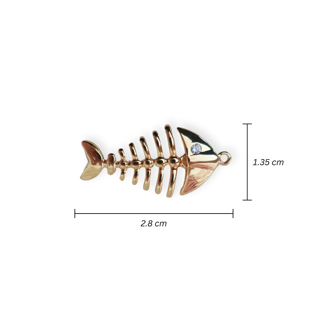 Medidas para dije de pescado de chapa de oro con zirconia y cuerpo articulado sobre fondo blanco