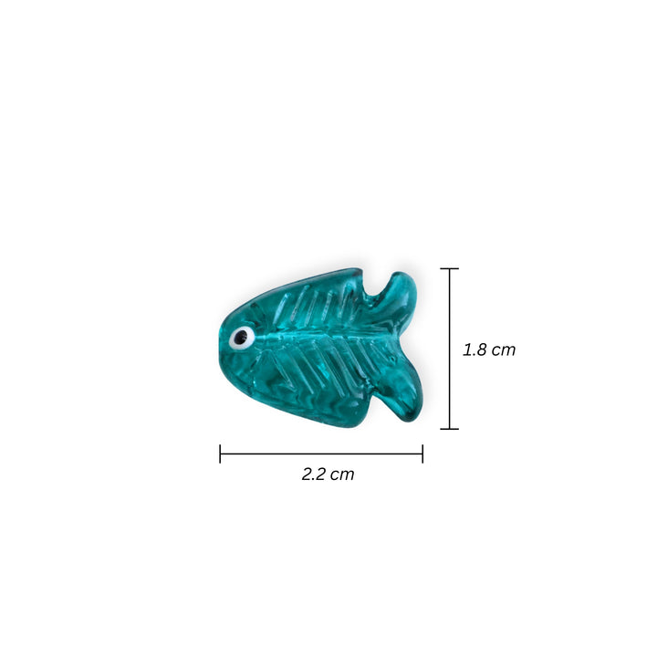 Medidas para conector de vidrio en forma de pescado color teal sobre fondo blanco