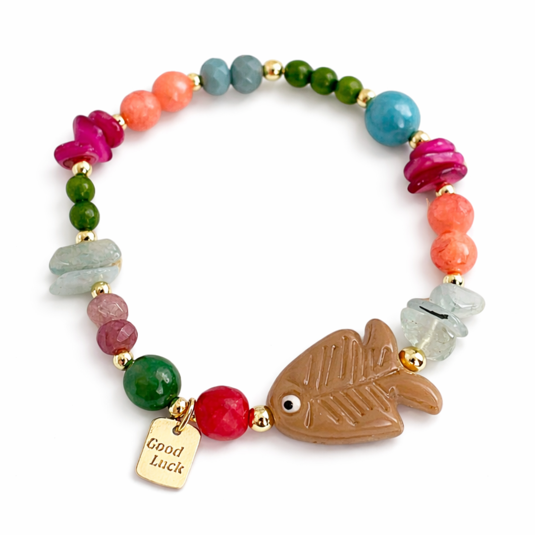 Detalles de Brazalete marino con murano, piedras naturales, concha y dije Good Luck de chapa de oro