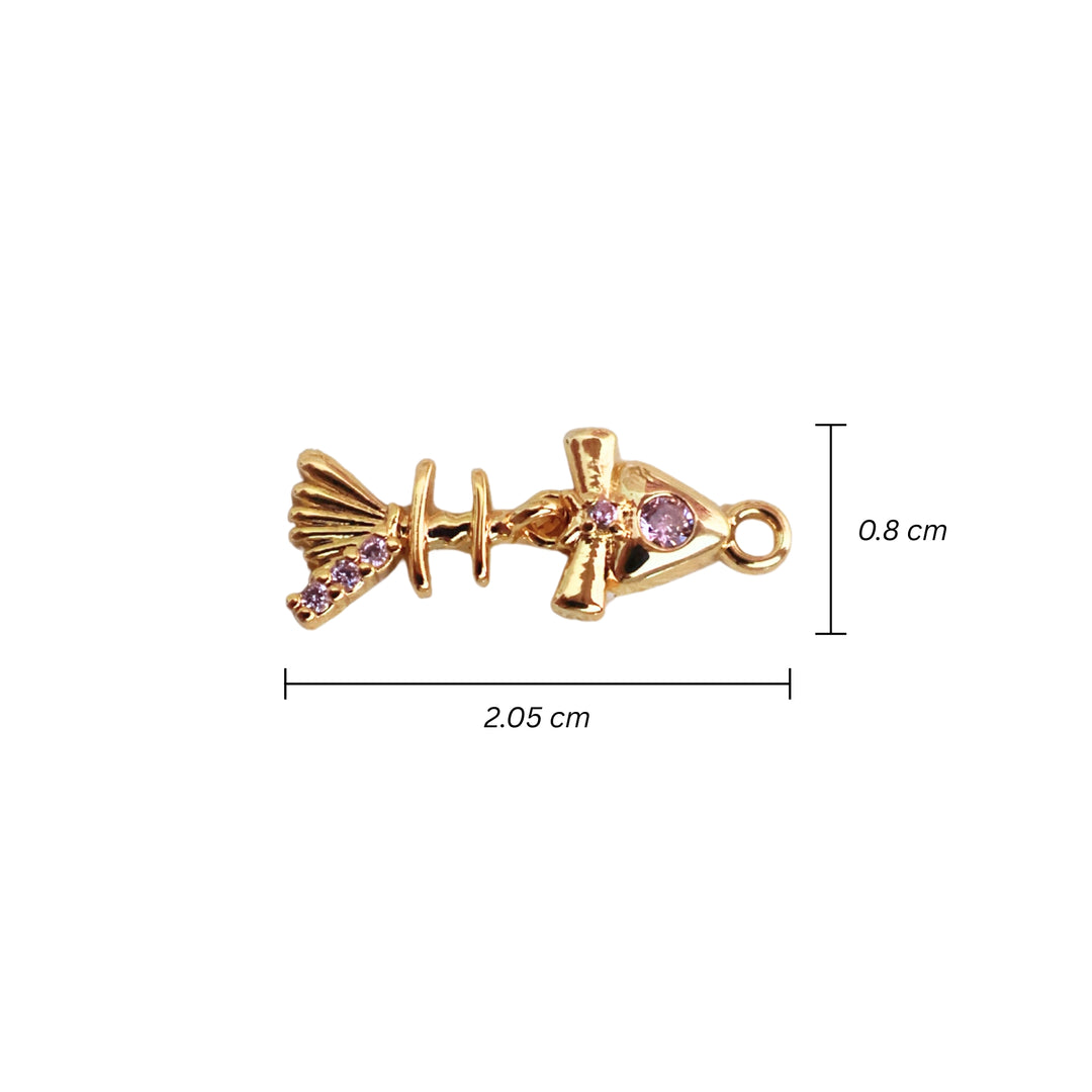 Medidas para dije de pescado de chapa de oro con zirconia rosa en el ojo y aleta móvil sobre fondo blanco