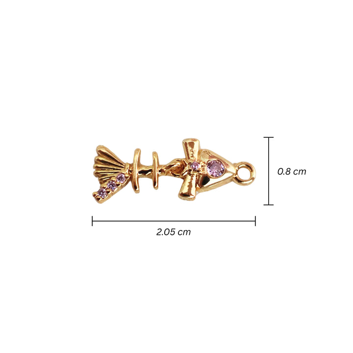 Medidas para dije de pescado de chapa de oro con zirconia rosa en el ojo y aleta móvil sobre fondo blanco