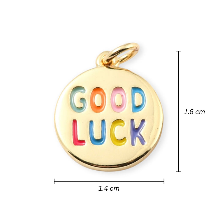 Medidas para Dije circular dorado con grabado “Good Luck” y esmaltado en colores vivos