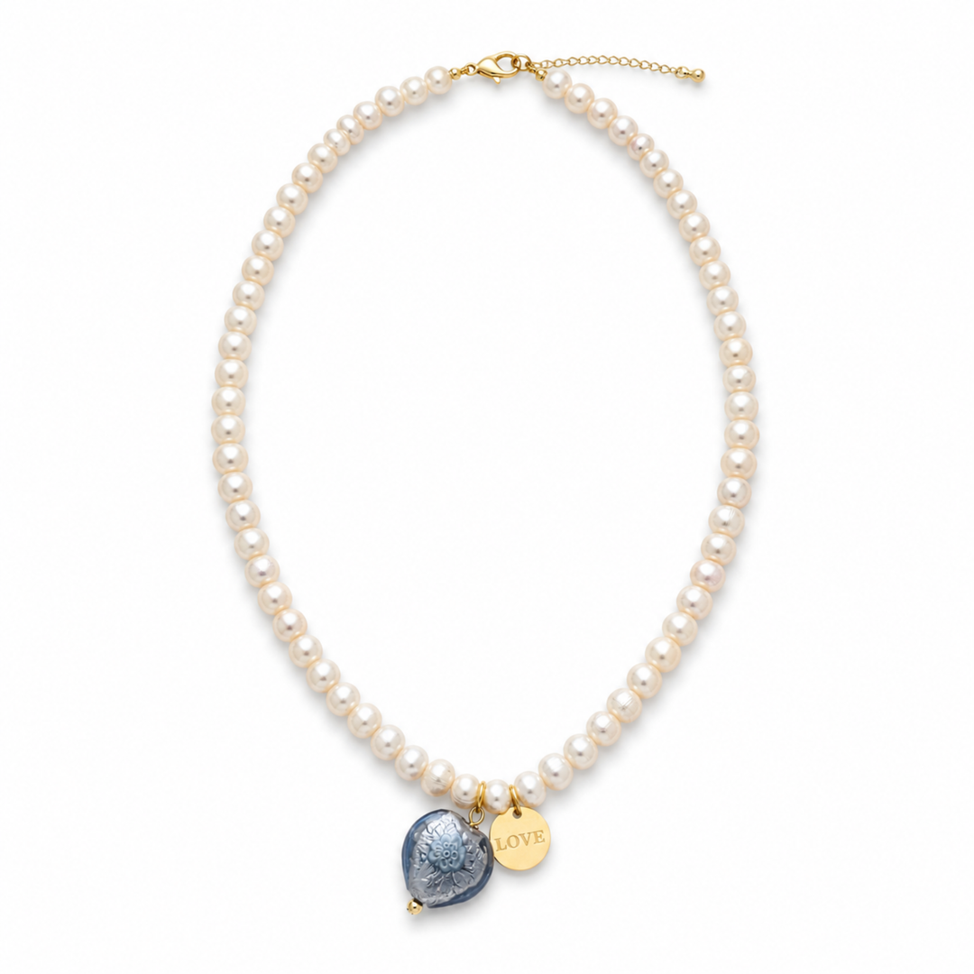 Detalles de Collar Élia de perla natural con corazón de cristal Murano y placa dorada 'Love'