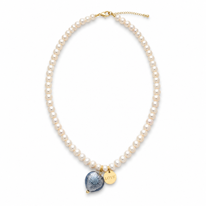 Detalles de Collar Élia de perla natural con corazón de cristal Murano y placa dorada 'Love'
