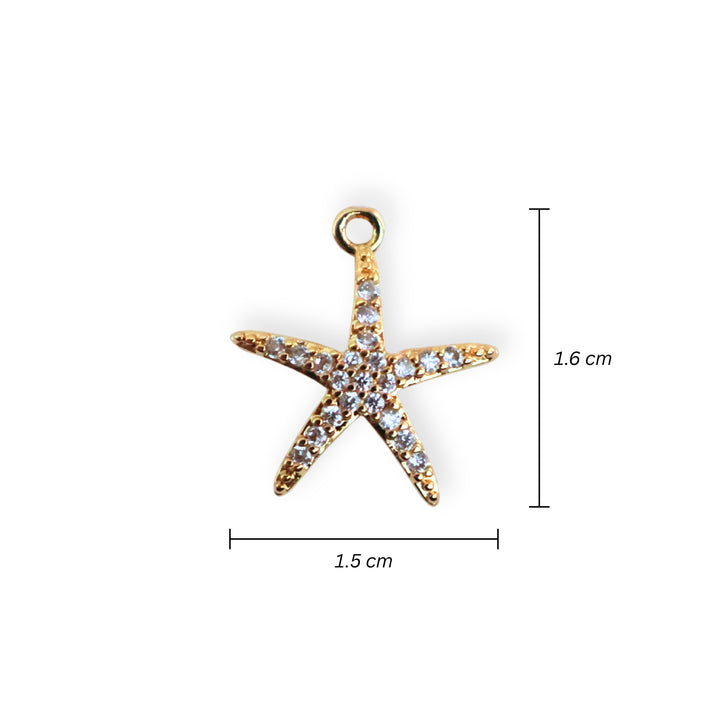 Medidas para dije de estrella de mar en chapa de oro con zirconias alrededor sobre fondo blanco